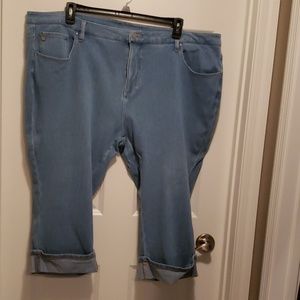 Light denim jean capri's w/cuff detail